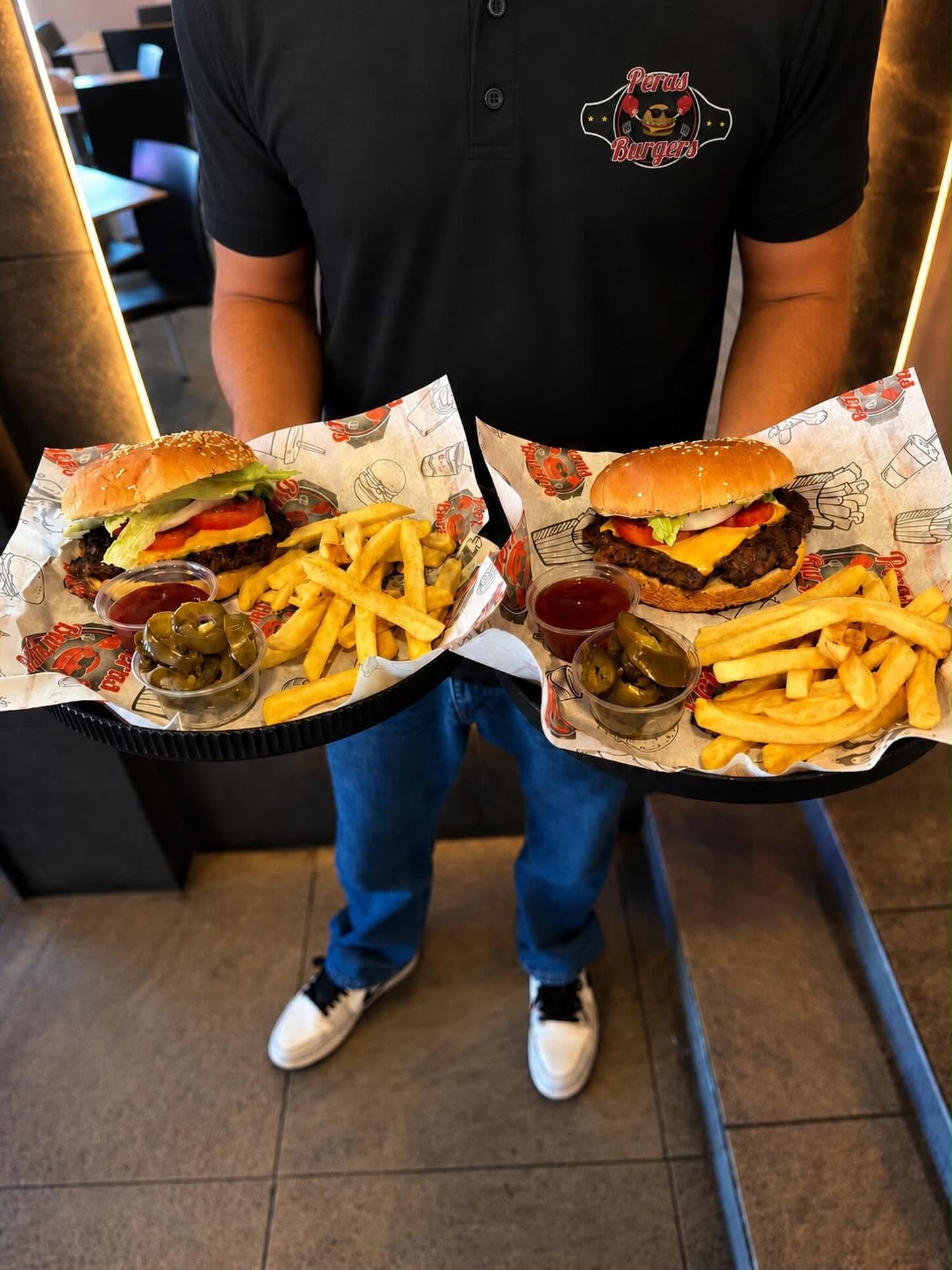 Combo doble hamburguesa Peras Burgers con papas fritas y jalapeños
